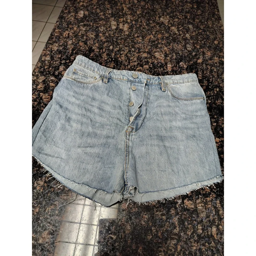 Blank NYC The Cooper Light Wash Denim Shorts Button Fly Raw Hem 03CH2651 30